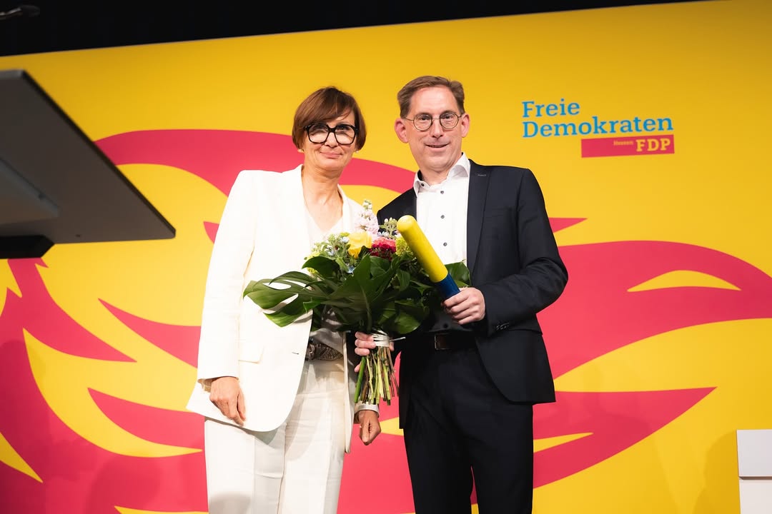 Bettina Stark-Watzinger und Thorsten Lieb auf der Bühne in Hessen.