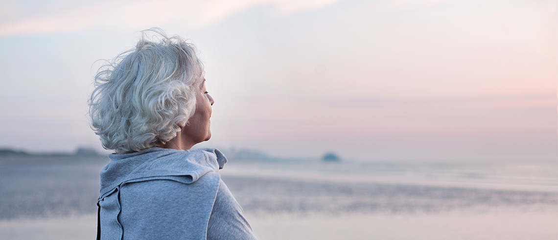 Seniorin blickt in die Zukunft