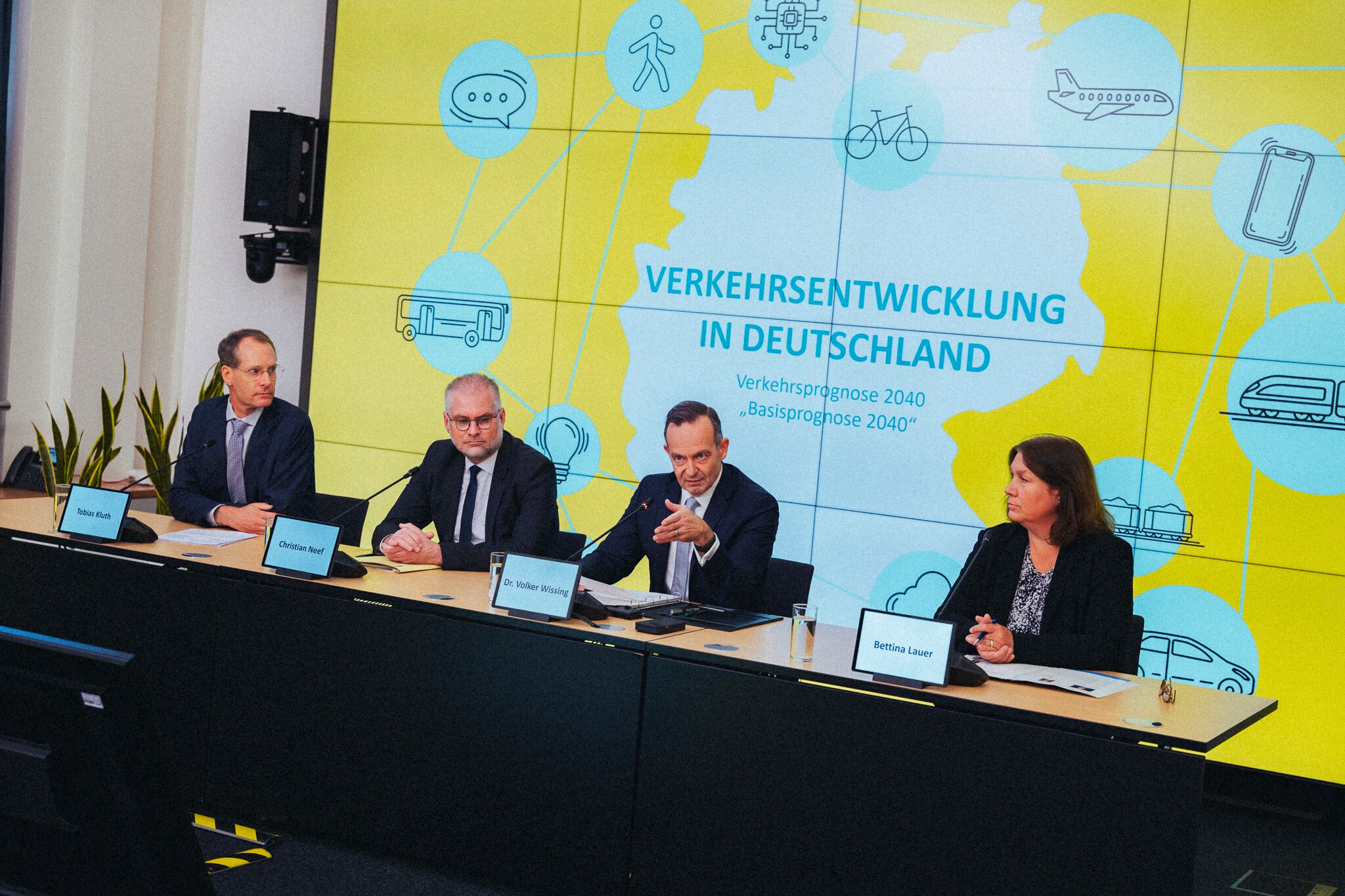 Tobias Roth, Christian Neef, Dr. Volker Wissing, Bettina Lauer bei der Präsentation der Verkehrsentwicklung in Deutschland im Rahmen der Verkehrsprognose 2040.