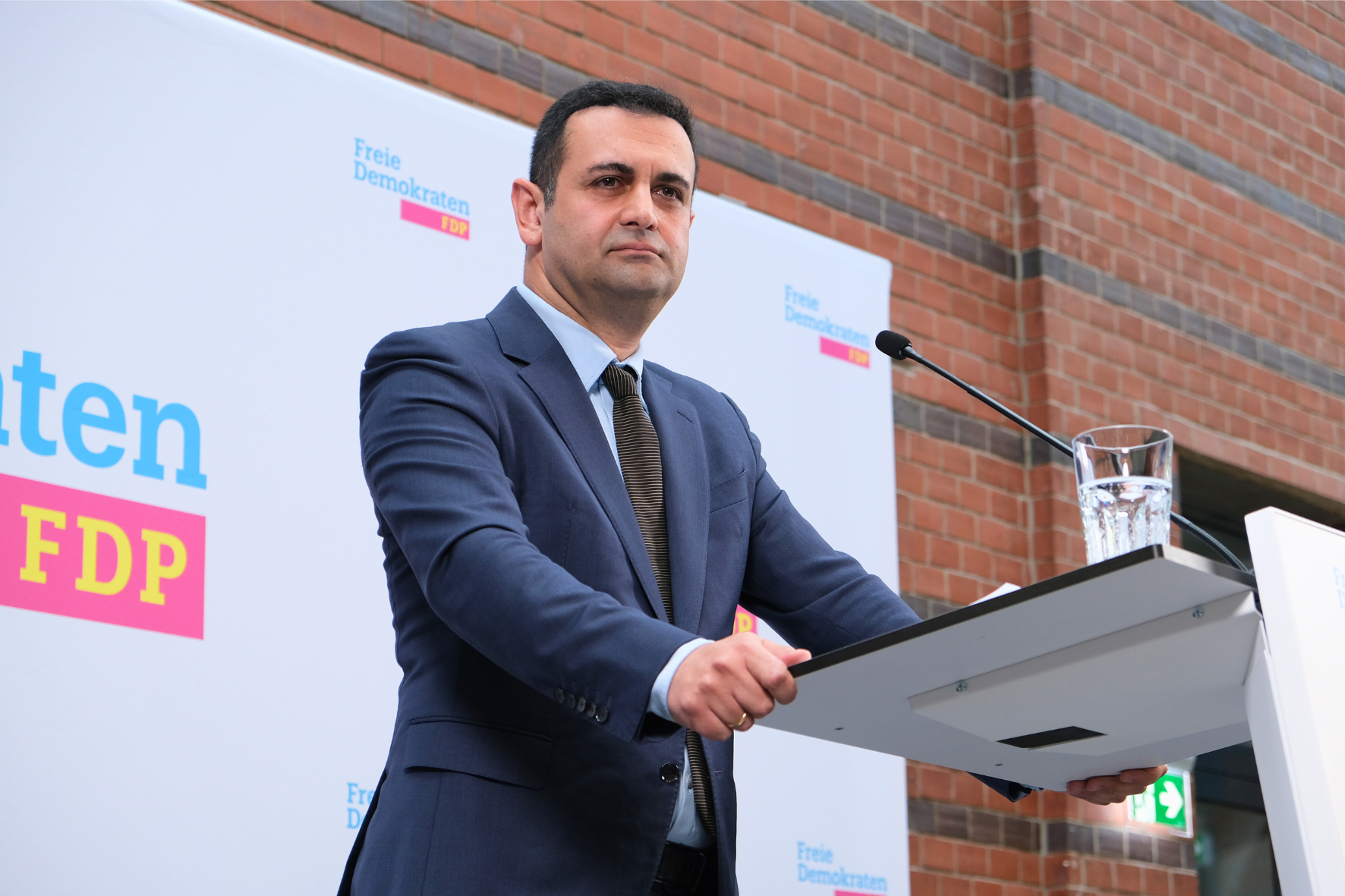 Djir-Sarai auf der Pressekonferenz. 