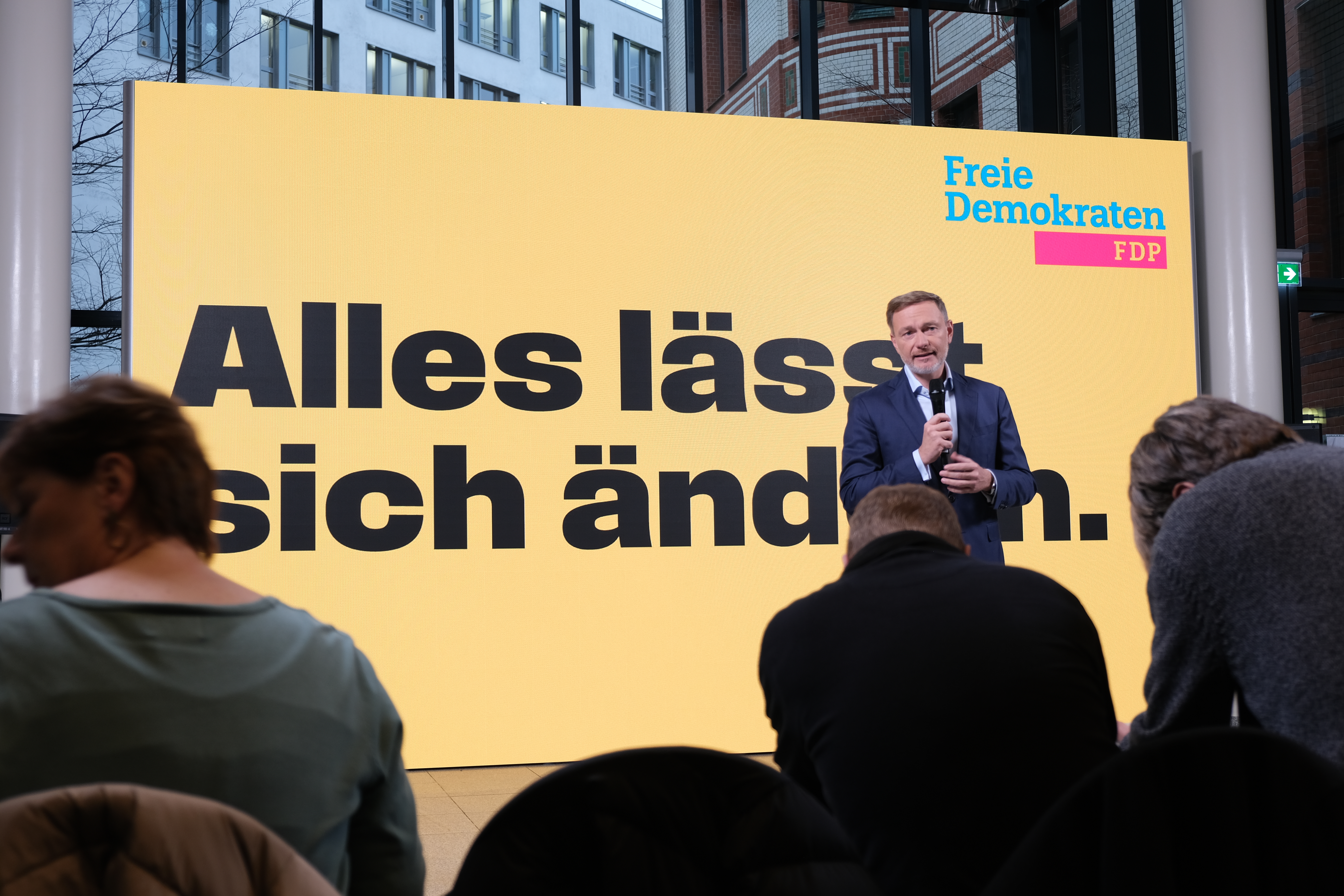 Lindner vor dem Kampagenslogan. 