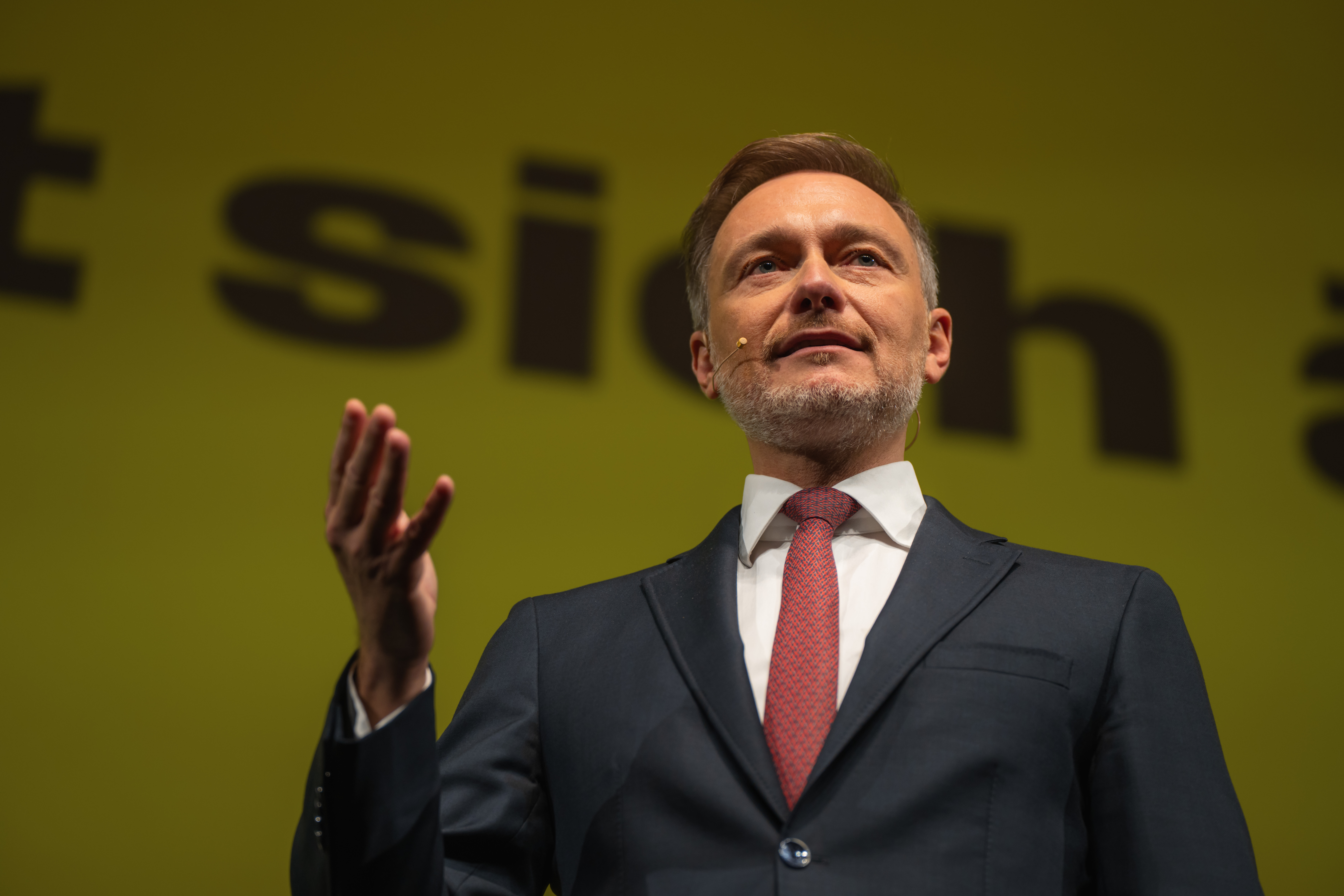 Christian Lindner auf der Bühne vor dem Banner "Alles lässt sich ändern". 