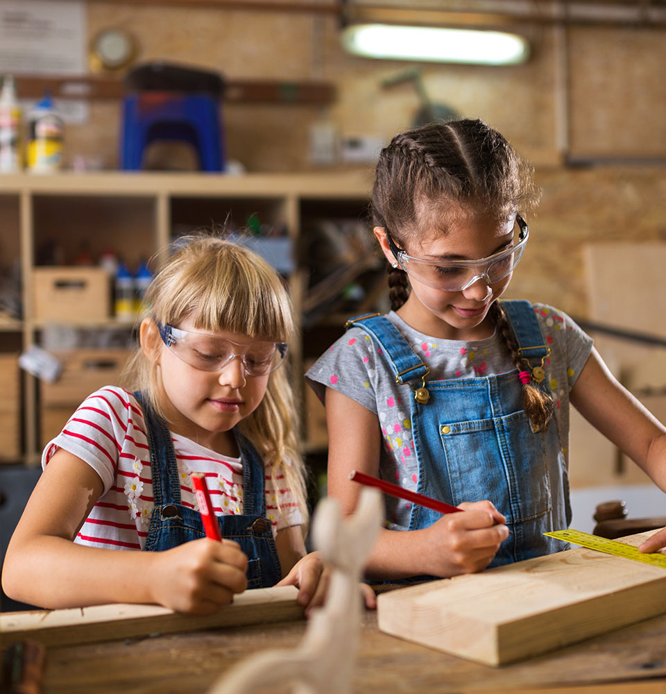 Kinder an der Werkbank