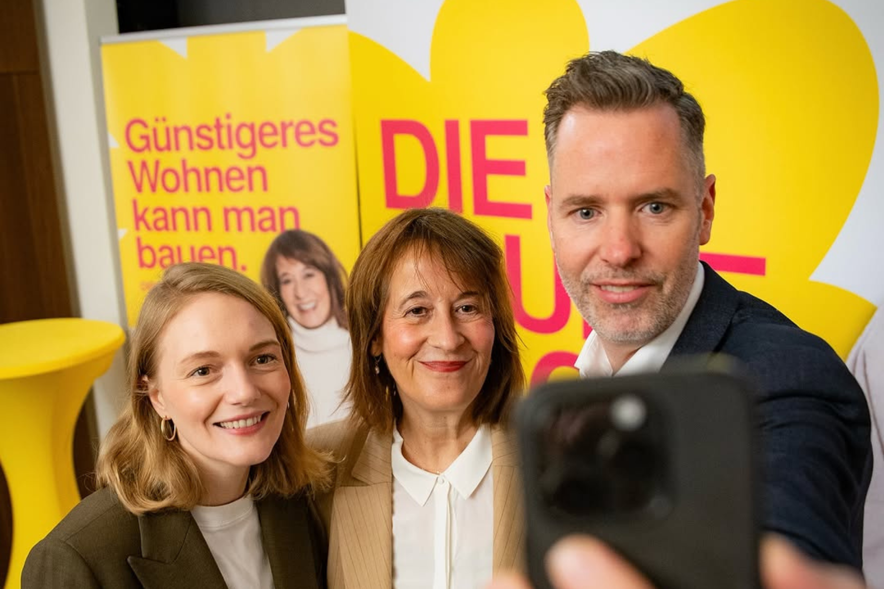 Ria Schröder, Katarina Blume und Christian Dürr machen ein Selfie. 