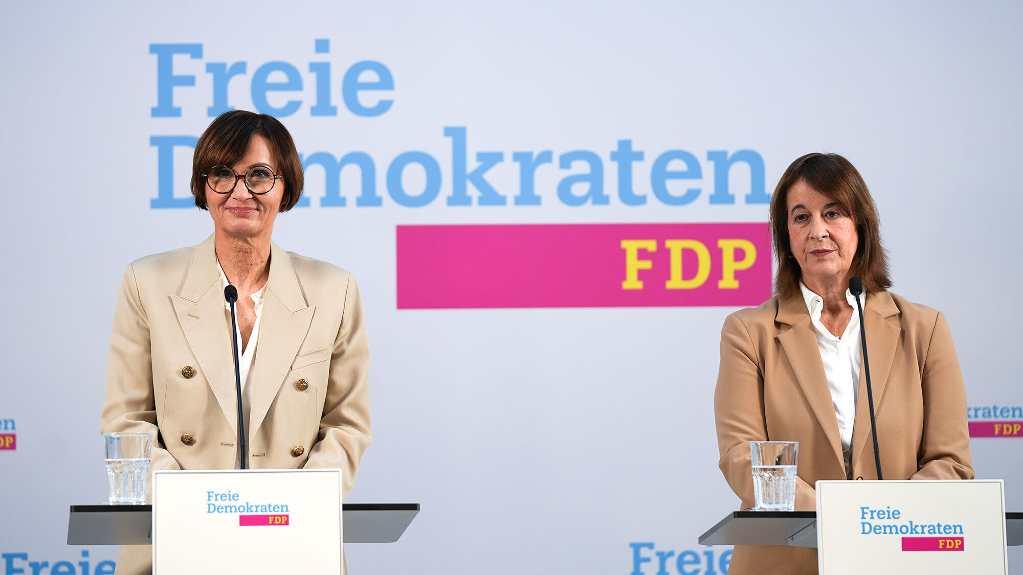 Stark-Watzinger und Blume bei der Pressekonferenz. 