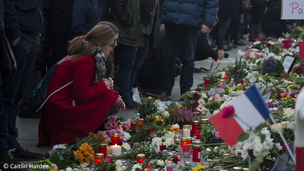 Berlin gedenkt den Opfern der Terroranschläge in Paris. Bild: Caitlin Hardee