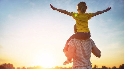 Familie: Vater mit Tochter auf den Schultern