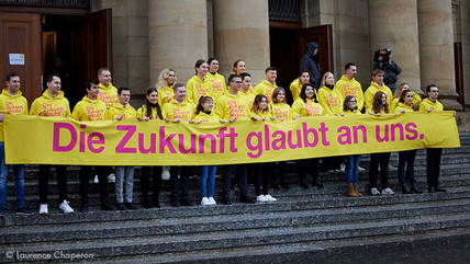 Junge Menschen halten vor der Stuttgarter Oper vor Beginn des Dreikönigstreffens der Freien Demokraten ein Banner hoch, auf dem steht "Die Zukunft glaubt an uns."