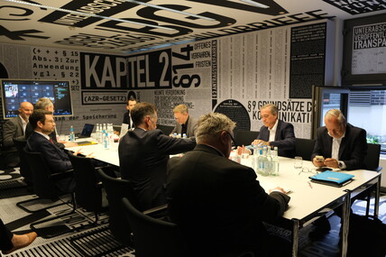 FDP-Sitzung im Bürokratiemuseum. 