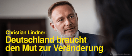 Christian Lindner mit de  Banner "Mut zur Veränderung".