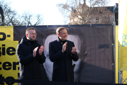 Zyon Braun und Christian Lindner klatschen. 