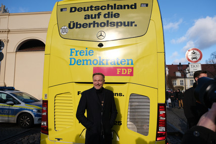 Lindner vor Wahlkampfbus