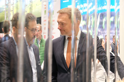 Christian Lindner hinter Plexiglas. 