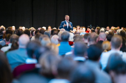 Christian Lindner in Menschenmenge. 