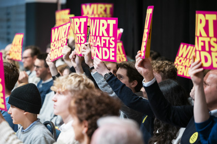 Menschen halten Schilder mit Aufdruck "WIrtschaftswende"