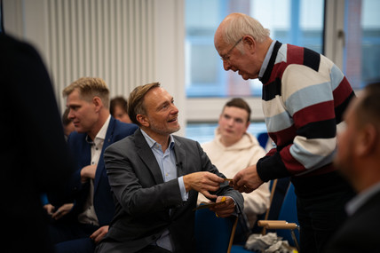 Christian Lindner spricht mit Besucher. 