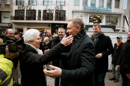 Marie Agnes Strack-Zimmermann umarmt Christian Lindner. 