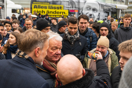 Christian Lindner in Koblenz beim Selfie mit Besuchern. 