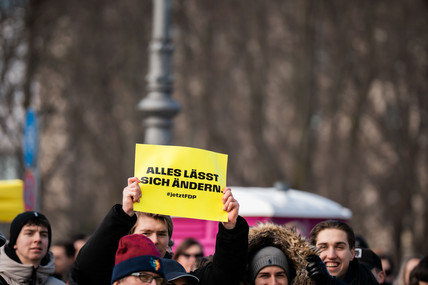 Publikum am Brandenburger Tor. 