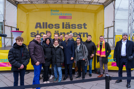 Christian Lindner in Koblenz vor der Bühne mit anderen Freien Demokraten. 