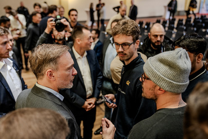 Christian Lindner spricht mit Besuchern in Leipzig. 