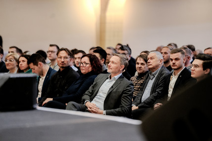 Christian Lindner in Leipzig sitzend im Publikum. 