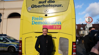 Lindner vor Wahlkampfbus