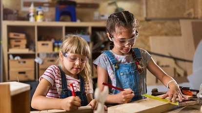 Kinder in einer Werkstatt