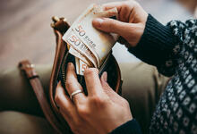 Entlastung: Geldscheine im Portemonnaie