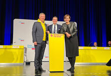 Moritz Promny, Stefan Naas und Bettina Stark-Watzinger auf der Bühne des Landesparteitags der FDP Hessen
