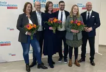 Foto des neu gewählten Landesvorstands der FDP Hamburg, u. a. mit der neuen Landesvorsitzenden Sonja Jacobsen