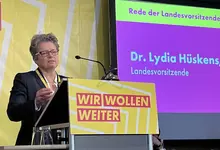 Lydia Hüskens, Landesvorsitzende der FDP Sachsen-Anhalt, auf der Bühne beim Landesparteitag