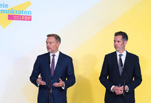 Lindner und Dürr auf der Pressekonferenz des Wirtschaftsgipfel. 