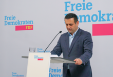 Bijan Djir-Sarai auf der Pressekonferenz. 