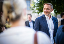 Christian Lindner in der Fußgängerpassage. 