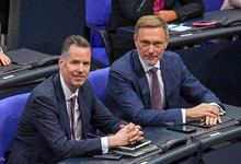 Christian Dürr und Christian Lindner im Plenum des Bundestages. 