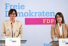 Stark-Watzinger und Blume bei der Pressekonferenz. 