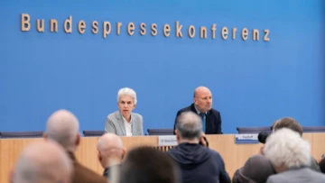 Strack-Zimmermann vor der Bundespressekonferenz