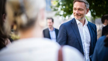 Christian Lindner in der Fußgängerpassage. 