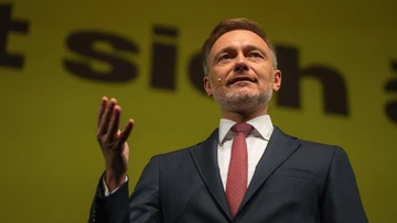 Christian Lindner auf der Bühne vor dem Banner "Alles lässt sich ändern". 