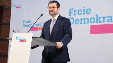 Marco Buschmann am Mikrofon. 