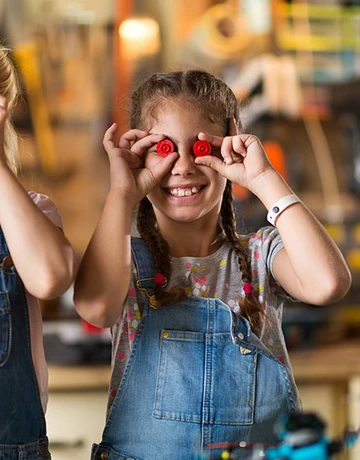 Kinder entdecken die Vielfalt von Bildung.